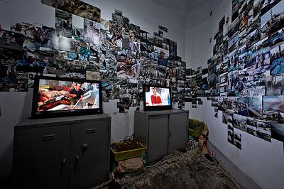 〈迷網之境〉-2，2018，漁網、繩子、補破漁網勾、電風扇、相片、影像。