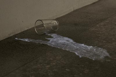 Drip, drip, drip.1，玻璃杯、投影，2018。的封面圖
