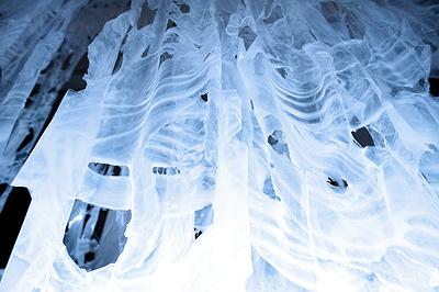 〈增生〉，2015，樹酯，作品微觀，薄質脆落，層疊與流動特性。的封面圖