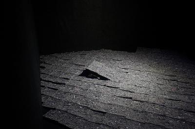 Twilight 3 ，吸音海綿、鏡子、影像，2019。