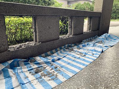 多線創作的首拍：陳昱廷創作研究 39 陳昱廷，〈這裡原本有個框〉，水泥、石子、藍白帆布，依場地而定，2021。2