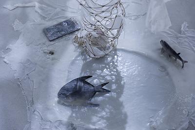 〈流變空間〉，2022，樹酯、漁網、照片、木馬、繪製後的模型魚、手機、海邊菸蒂、痱子粉、Antari ICE-101，依場域而定，作品局部