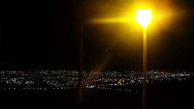 2009 花蓮 家就像這盞路燈給夜歸的人溫暖，提攜他們正確的方向，提供他們所需的能量，提醒他們不要忘記回家。