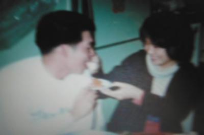 十年後的錯動-新婚後父親兵役假期於自家一樓餐廳與母親團聚合影  苗栗卓蘭的封面圖