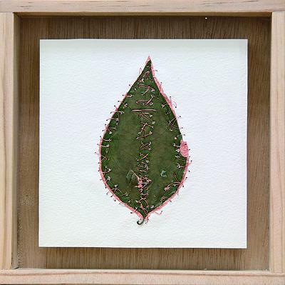 多線創作的首拍：陳昱廷創作研究 陳昱廷，〈P.S. (_____)〉，銅箔、銅線、葉子、水彩紙、木頭，各18x18cm(共 45 個)、各 32x19cm(共 2 個)，2016。3的封面圖