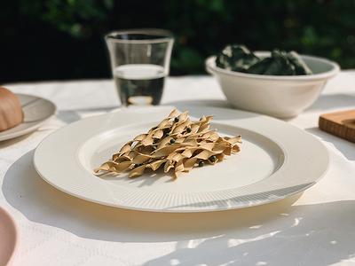 一桌子美好的饗宴_蝴蝶麵、豆子和咖啡色佐料
