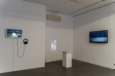 身體座標：當代生活中的身體想像--黃萱創作研究 圖43《兜圈子》展覽的封面圖