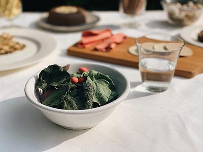一桌子美好的饗宴_綠色、深紫色、蕃茄紅的沙拉
