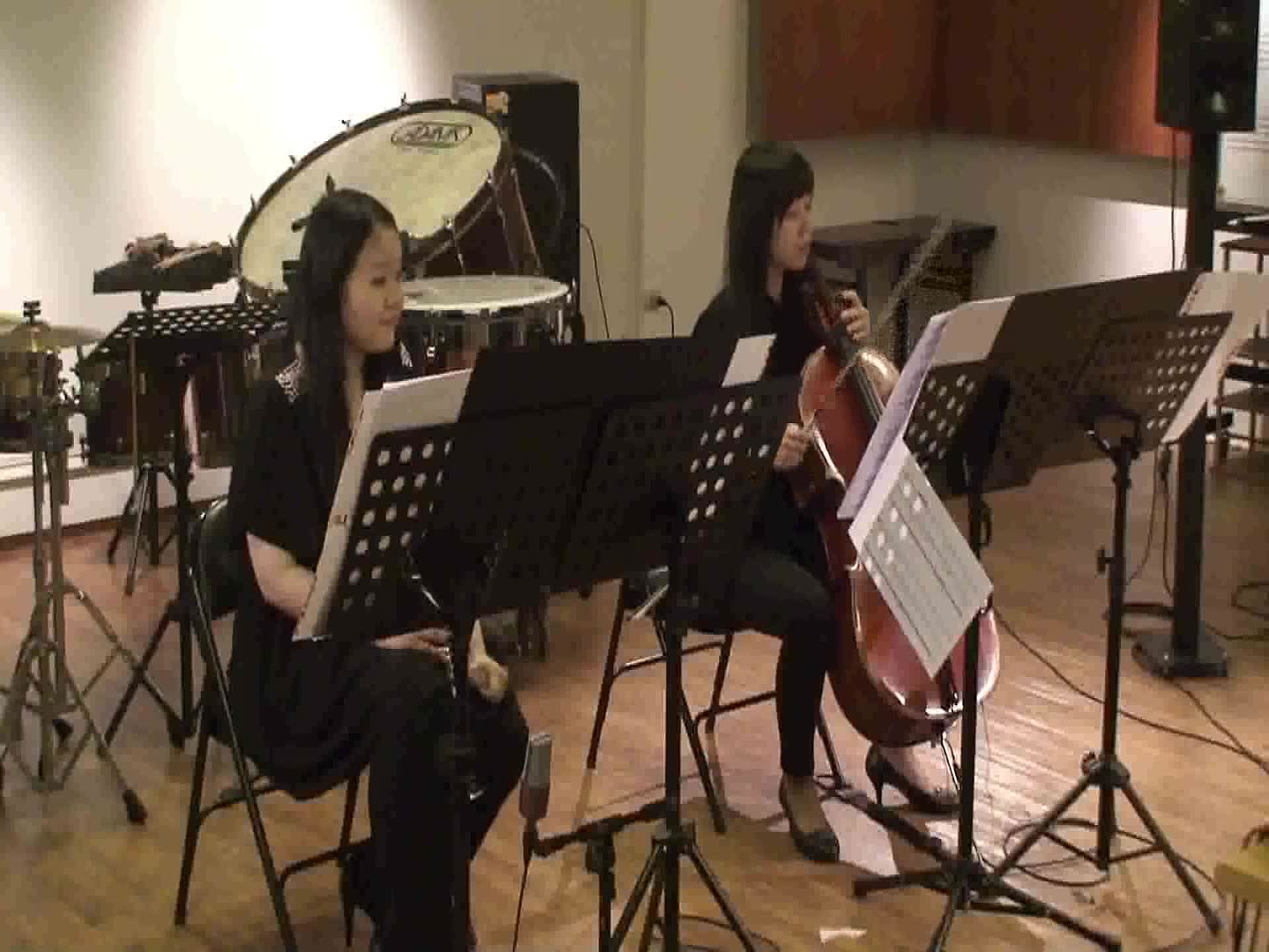 《鏡像》為單簧管、大提琴與現場電子音樂