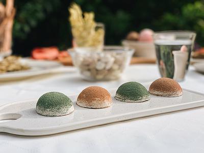 一桌子美好的饗宴_綠色與咖啡色口味的半蛋形小點