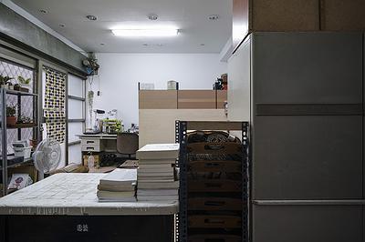 附錄五-山珍海味工作室攝影-《馬路看向工作室外部大門》