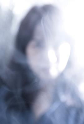 Antari ICE-101冰塊煙霧機具所形構出一種煙霧散沒顯形的現象，存在於作品展呈的過程中。充分展現了「煙漫」的表演現場。