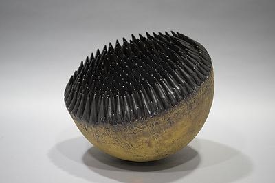 圖93 劉奕堂，〈茂〉，雕塑土、黑色消光釉，36×36×24cm，2019