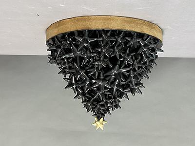 圖102 劉奕堂，〈貢〉，雕塑土、黑色消光釉、金水，48×48×40cm(含座)，2021