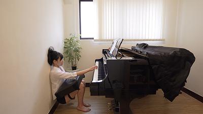身體座標：當代生活中的身體想像--黃萱創作研究 圖19〈chair〉-2鋼琴房的封面圖