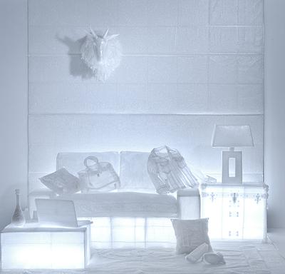 〈生活一景〉，2014，氣泡布、針、透明魚線、雙面膠帶、透明膠帶、LED燈，250×250×250 cm