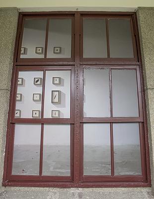 多線創作的首拍：陳昱廷創作研究 48 陳昱廷，〈窗內：這裡原本有扇窗〉，PVC，58x31公分(共24面)，2021。3