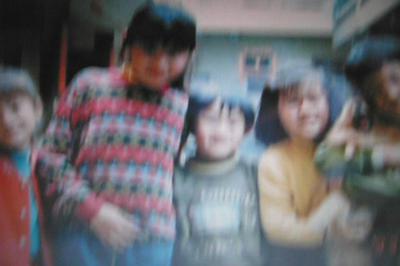 十年後的錯動-我、哥哥、妹妹與表姊弟五人於自家屋前廣場合影   苗栗卓蘭