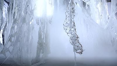 〈流變空間〉，Antari ICE-101冰塊煙霧機具所形構出一種煙霧散沒顯形的現象，存在於作品展呈的過程中。充分展現了「煙漫」的表演現場。