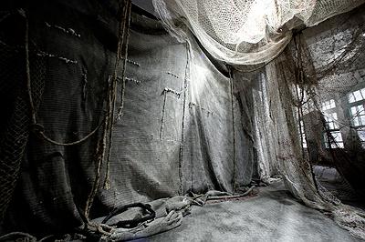 〈迷網之境〉，2018，漁網、繩子、樹酯、Antari ICE-101、ARRI燈，作品局部-2