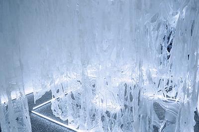 〈增生Ⅱ〉，2017。樹酯、鐵管 、LED燈、白木板，575 ×370 ×284 cm