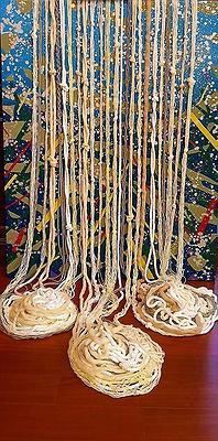 吳淑幸，《繩線引力》系列之二，海洋的呼喚，複合媒材，壓克力彩畫布，毛線，紗線，麻繩，116.5 x 91.5 cm，2022，吳淑幸攝影