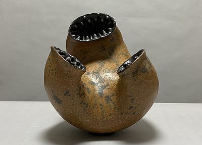 圖144 劉奕堂，〈爭〉，雕塑土、黑色消光釉、墨綠黑斑釉，40×38×36cm，2019