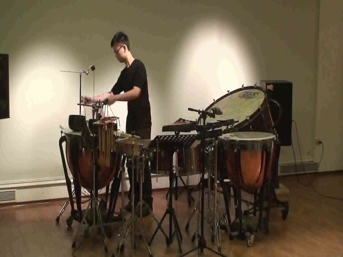 《鬼戲子》為打擊與現場電子音樂