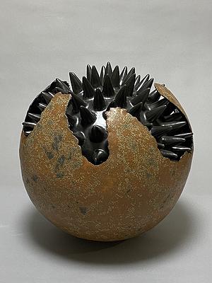 圖119 劉奕堂，〈蛻〉，雕塑土、黑色消光釉、墨綠黑斑釉，37×37×37cm，2020