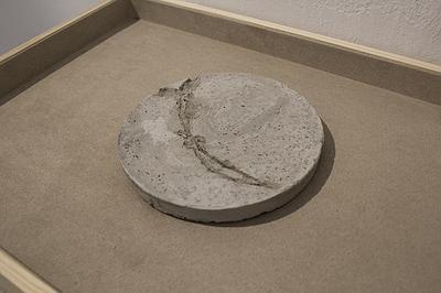 多線創作的首拍：陳昱廷創作研究 20 陳昱廷，〈成為化石〉，水泥，圓形四個(直徑分別為11公分、10.9公分、11.3公分、10.9公分)、長方形兩個(12.2x23.7公分、21.5x22公分)，2021。4