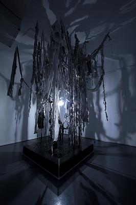 〈滲透〉，2019，純棉布、半棉布、尼龍仿棉布、墨汁、水、透明壓克力箱、、燈球、LED燈泡，自轉馬達、沉水抽水馬達，依場地而定