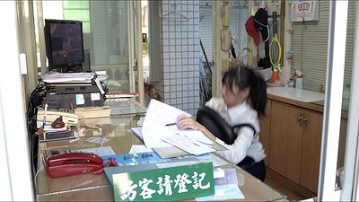 身體座標：當代生活中的身體想像--黃萱創作研究 圖17〈chair〉-3警衛室的封面圖