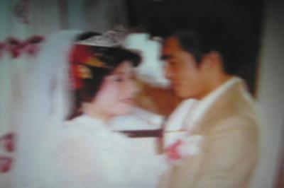 十年後的錯動-父母親於家屋二樓小客廳拍攝新婚婚紗照   苗栗卓蘭