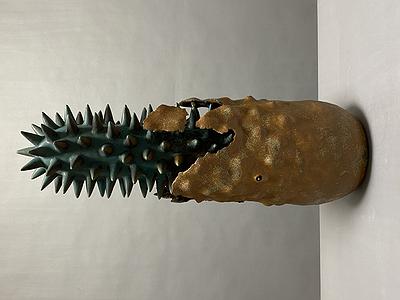 圖117 劉奕堂，〈突－2〉，雕塑土、墨綠黑斑釉，24×24×77cm，2019