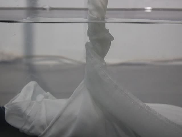 人類動作與工具物的關係 ─── 陳宗亮創作研究, 洗澡的布(局部) 05