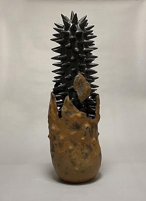 圖114 劉奕堂，〈突－1〉，雕塑土、黑色消光釉、墨綠黑斑釉，24×24×77cm，2019