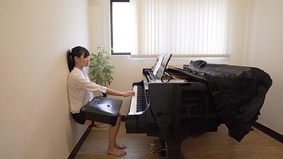 身體座標：當代生活中的身體想像--黃萱創作研究 圖19〈chair〉-1鋼琴房的封面圖