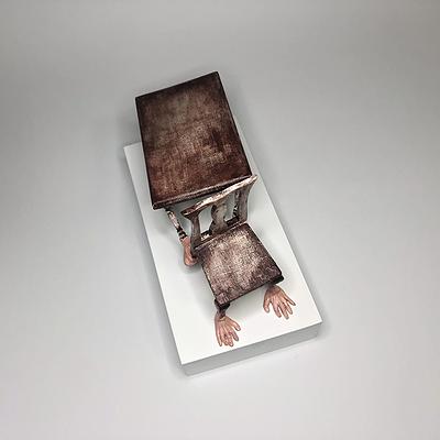 物件與人體相互關係的雕塑創作-3-12跪的封面圖