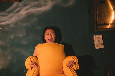 身體座標：當代生活中的身體想像--黃萱創作研究 圖1〈沙發人〉的封面圖