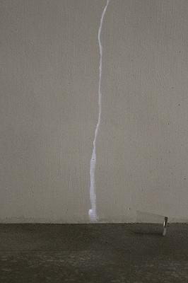 Drip, drip, drip.4，玻璃杯、投影，2018。