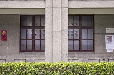 多線創作的首拍：陳昱廷創作研究 46 陳昱廷，〈窗內：這裡原本有扇窗〉，PVC，58x31公分(共24面)，2021。1