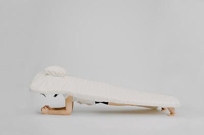 身體座標：當代生活中的身體想像--黃萱創作研究 圖25〈白底細條紋床墊〉