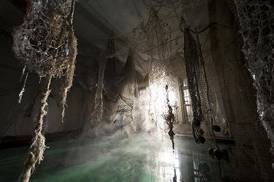 〈迷網之境〉，2018，漁網、繩子、樹酯、Antari ICE-101、ARRI燈-2