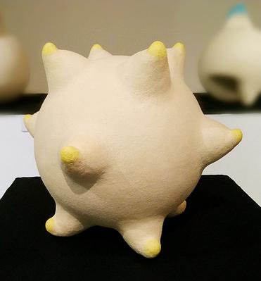與植物對話 — 魏金蕊陶藝創作論述-《重生》正面展出效果。