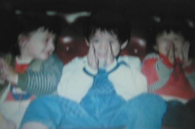 十年後的錯動-我、哥哥、妹妹三人於自家 一樓客廳合影  苗栗卓蘭