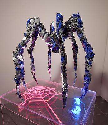 作品名稱：Maman     創作時間：2011        媒材：鋼彈玩具、霓虹燈      作品尺寸：60cmx3的封面圖