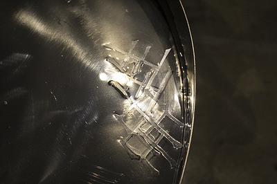 多線創作的首拍：陳昱廷創作研究 29 陳昱廷，〈決定出生〉，白菊花、劍山、不銹鋼水盤、透明片，整體大小60x60x96公分(不含白菊花)，2021年4月。6