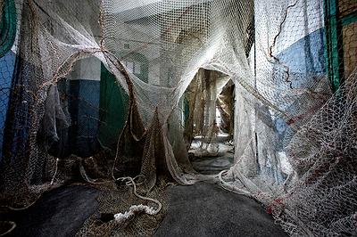 〈迷網之境〉，2018，漁網、繩子、樹酯、Antari ICE-101、ARRI燈，作品局部-1