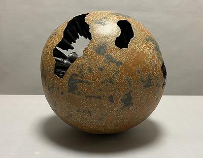 圖99 劉奕堂，〈庇〉，雕塑土、黑色消光釉、墨綠黑斑釉，37×37×37cm，2020