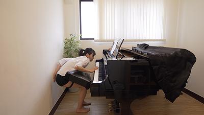 身體座標：當代生活中的身體想像--黃萱創作研究 圖19〈chair〉-4鋼琴房的封面圖